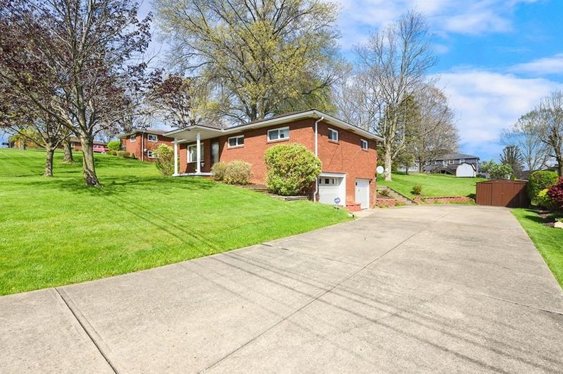 213 Lyons St, Houston, PA 15342-1135