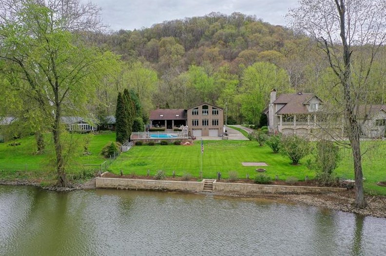 1414 River Forest Dr, Freeport, PA 16229-1529