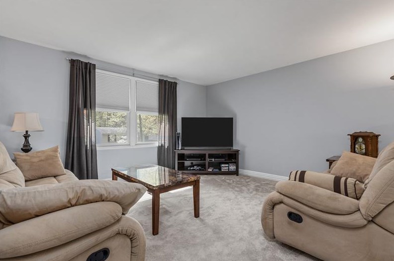 1175 Tidewood Dr, Bethel Park, PA 15102-1027