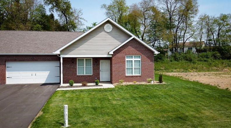 571 Wood Hawk Ln, Butler, PA 16001