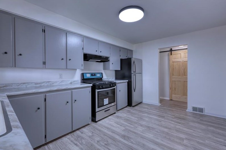 522 Summit Ave, Ellwood City, PA 16117-2896