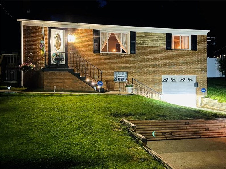 3613 Fieldstone Dr, Whitaker, PA 15120