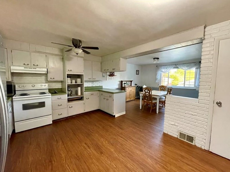 647 Elwyn Ave, Springdale, PA 15144-1211