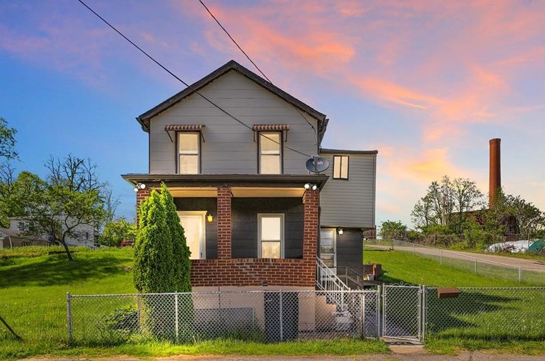 1106 Maple St, Duquesne, PA 15110-1658