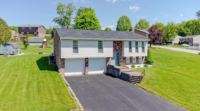 27 Fitch Ln, Greensburg, PA 15601-9607