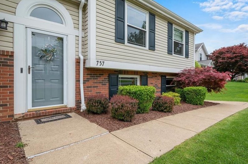 757 Greenhaven Dr, Bethel Park, PA 15102-2220