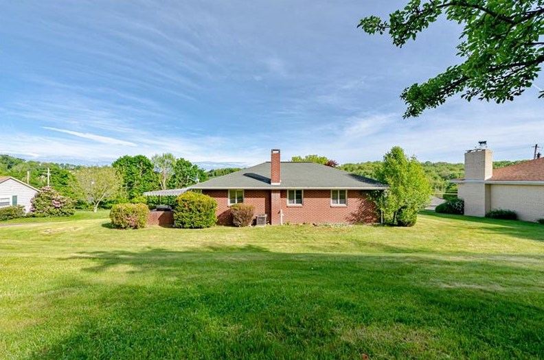 130 Scenic Dr, Greensburg, PA 15601-8894
