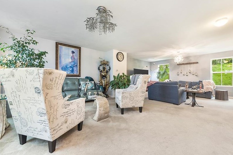 120 Cameron Square Dr, Evans City, PA 16033