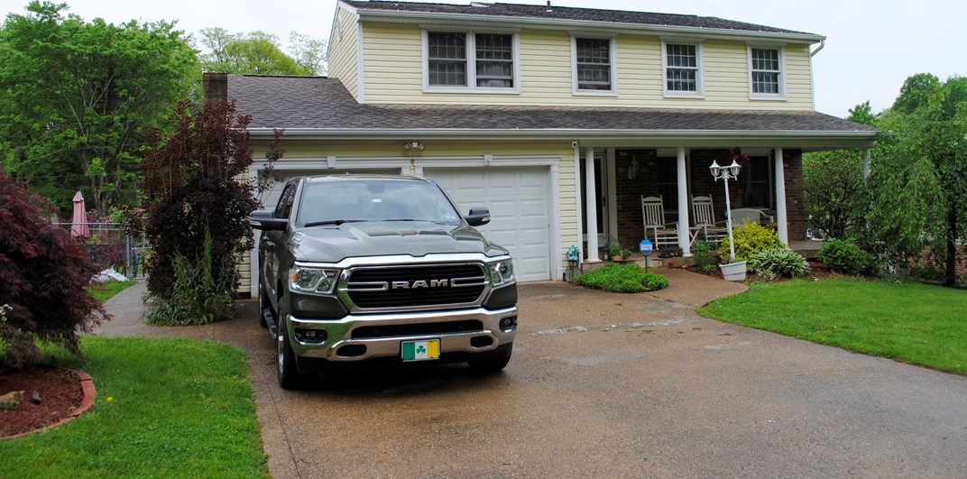 8 Greenview Dr, Jeannette, PA 15644