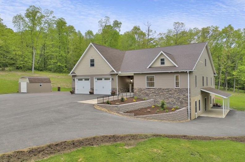 560 Bash Rd, Indiana, PA 15701-7629