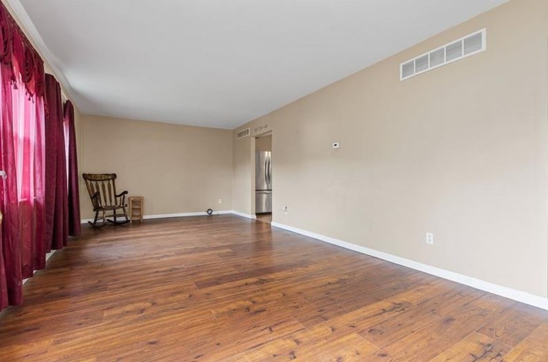101 Carson St, Springdale, PA 15144-1014