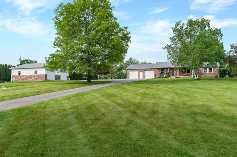1087 Whitestown Rd, Butler, PA 16001-8718