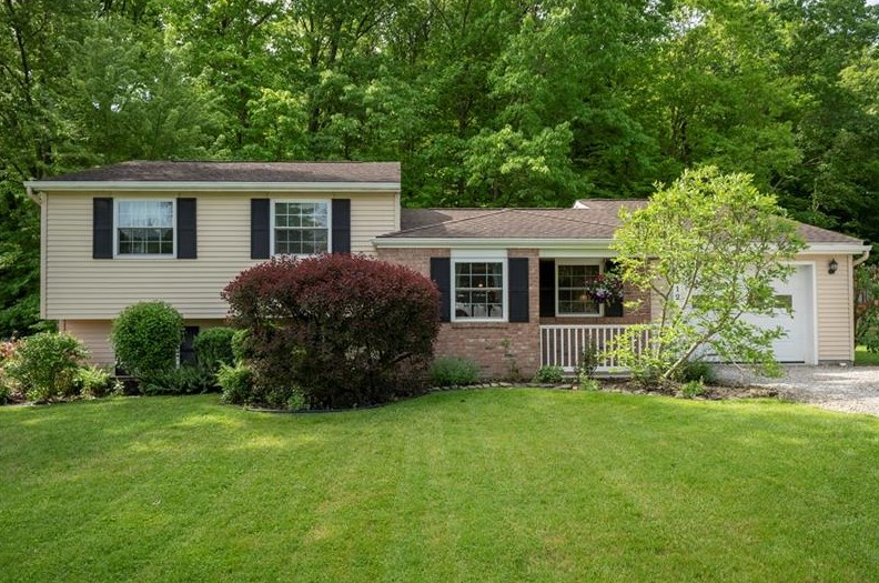 4012 Fellowship Dr, Bridgeville, PA 15017-1156