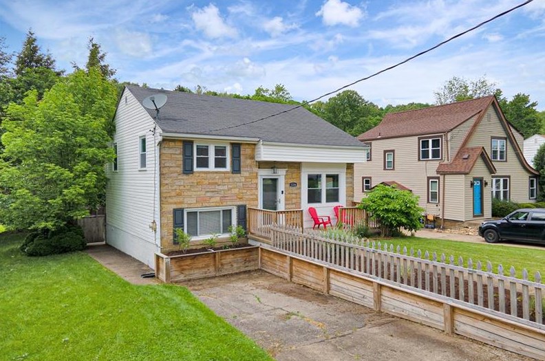1226 Ohioview Dr, Industry, PA 15052
