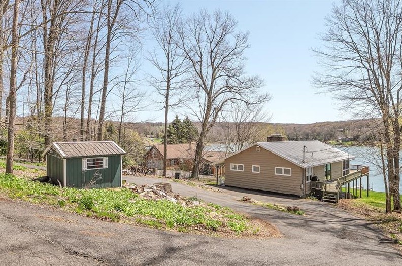 1441 Peninsula Dr, Central City, PA 15926-9112