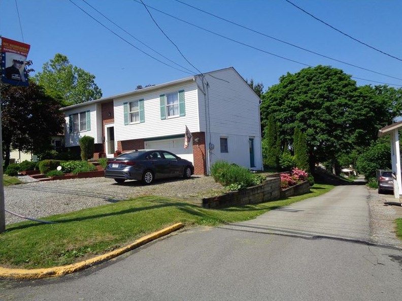 701 Colfax St, Springdale, PA 15144-1261