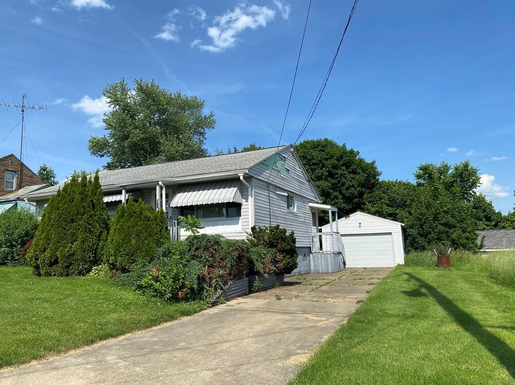 239 Emerson Ave, Hermitage, PA 16121