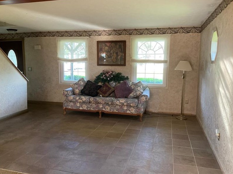 101 Amherst Dr, Butler, PA 16001-1701
