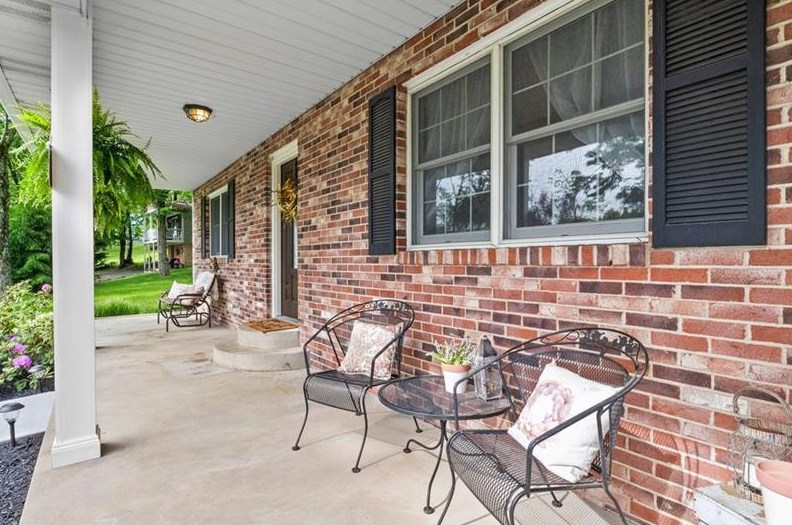 112 Sandy Hill Rd, Valencia, PA 16059-2820