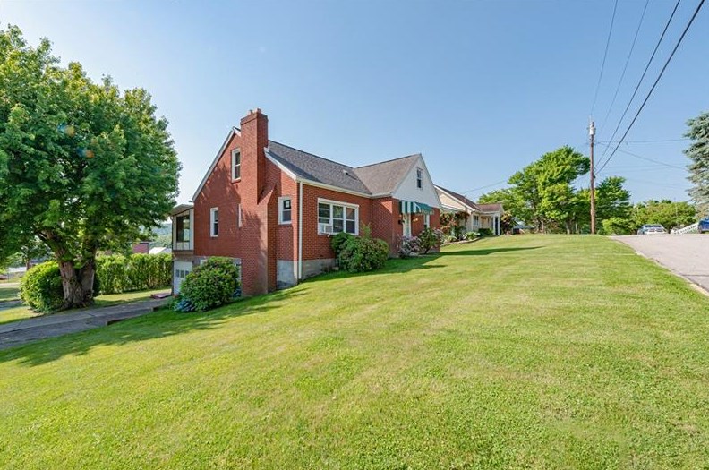 302 6th St, Youngwood, PA 15697-1328