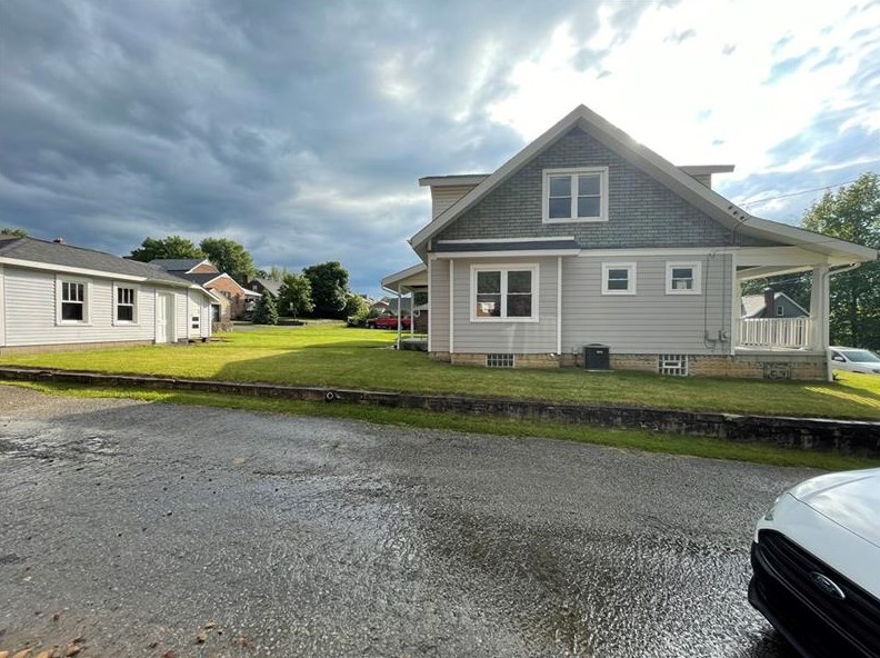 10 W 4th Ave, Latrobe, PA 15650
