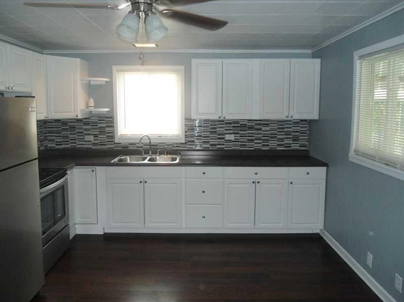 21 1st St, Youngwood, PA 15697-1601