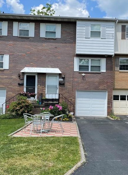 906 Academy Heights Dr, Greensburg, PA 15601-1439