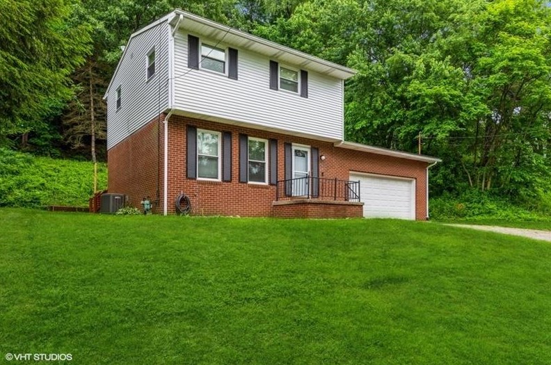 955 8th Ave, Freedom, PA 15042-1743