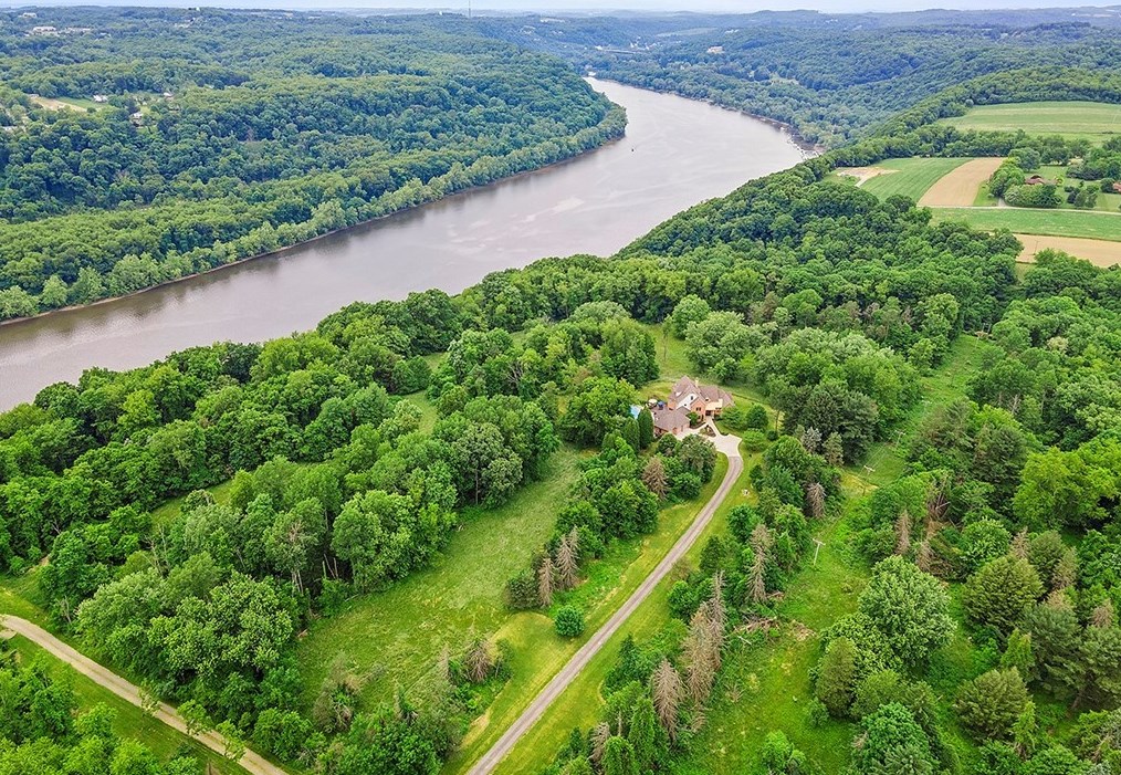 160 Hummingbird Ln, New Kensington, PA 15068