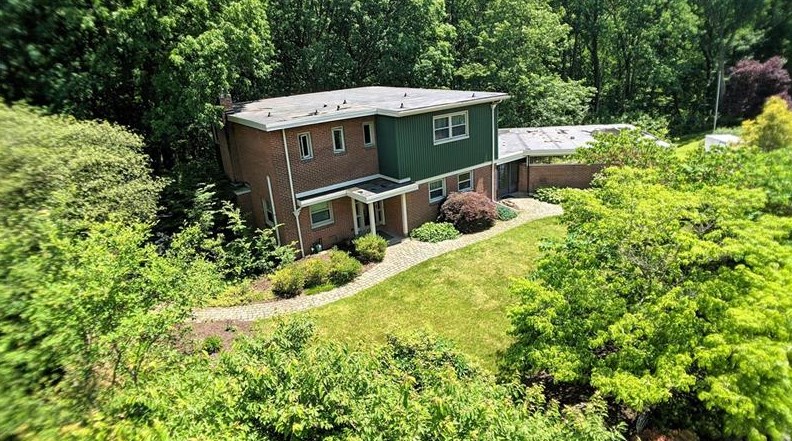 12 Winthrop Rd, Collier Township, PA 15106-1039