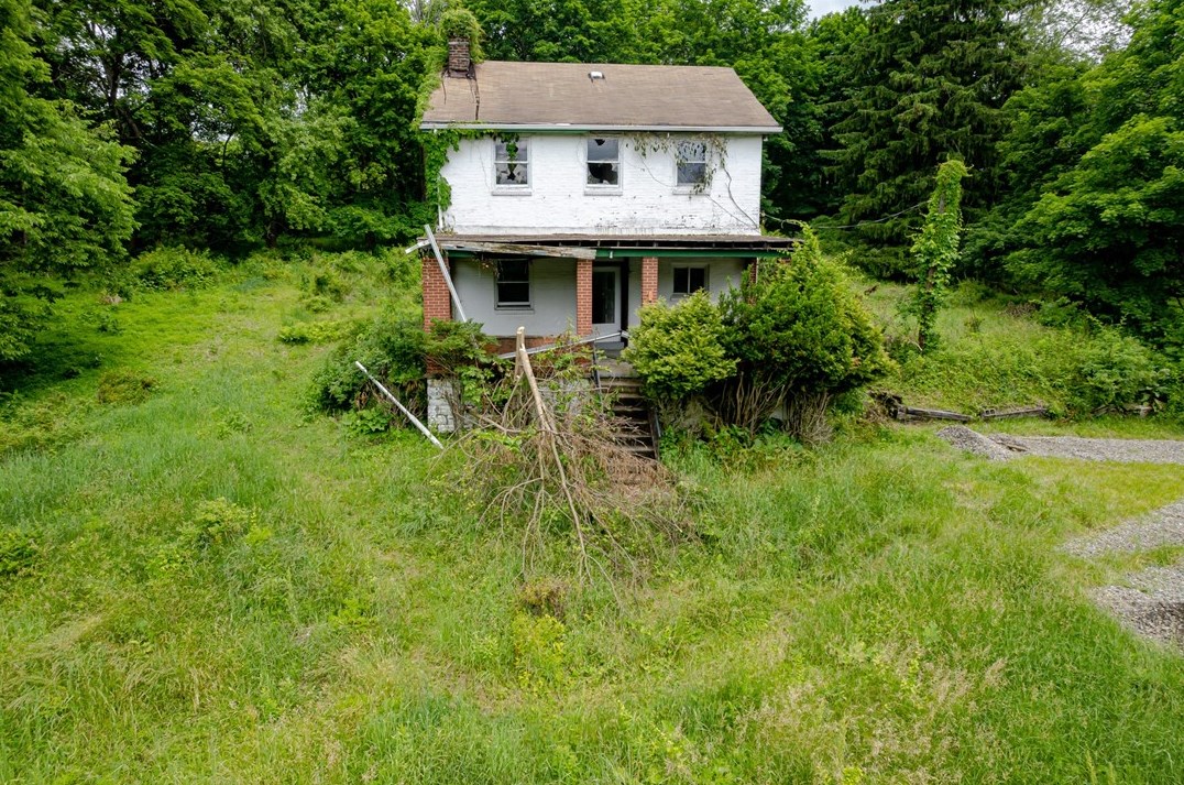 1635 Old Leechburg Rd, New Kensington, PA 15068