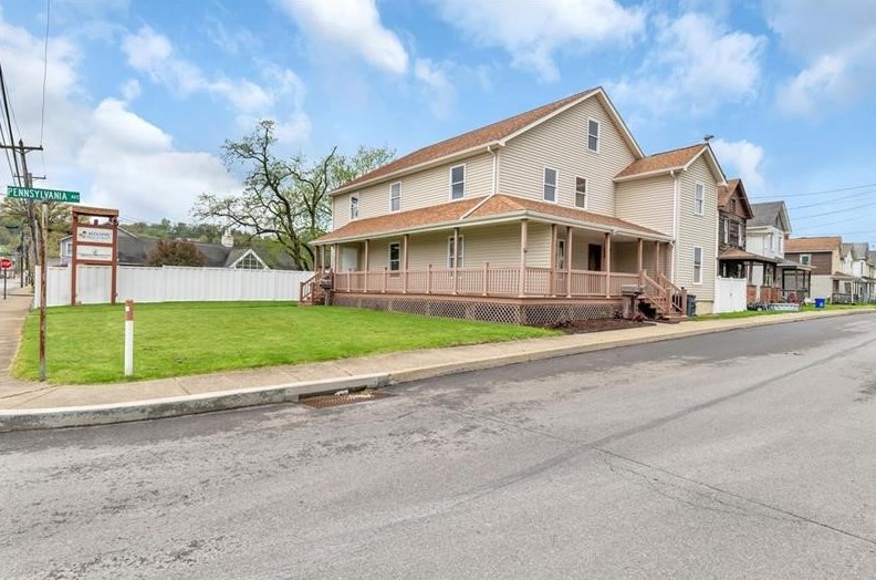 882 Pennsylvania Ave, Moon Twp, PA 15108