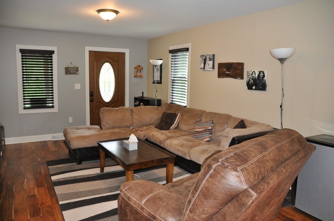 307 Poplar St, Tarentum, PA 15084-2312