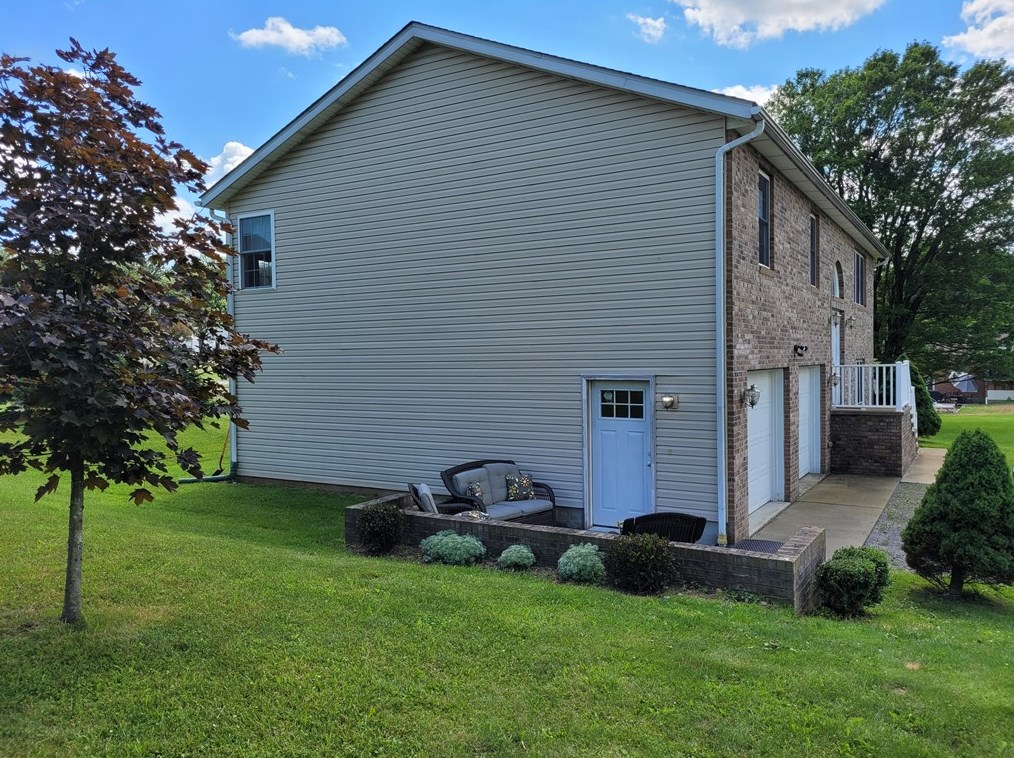 104 Lindsay Ln, Butler, PA 16002-3615