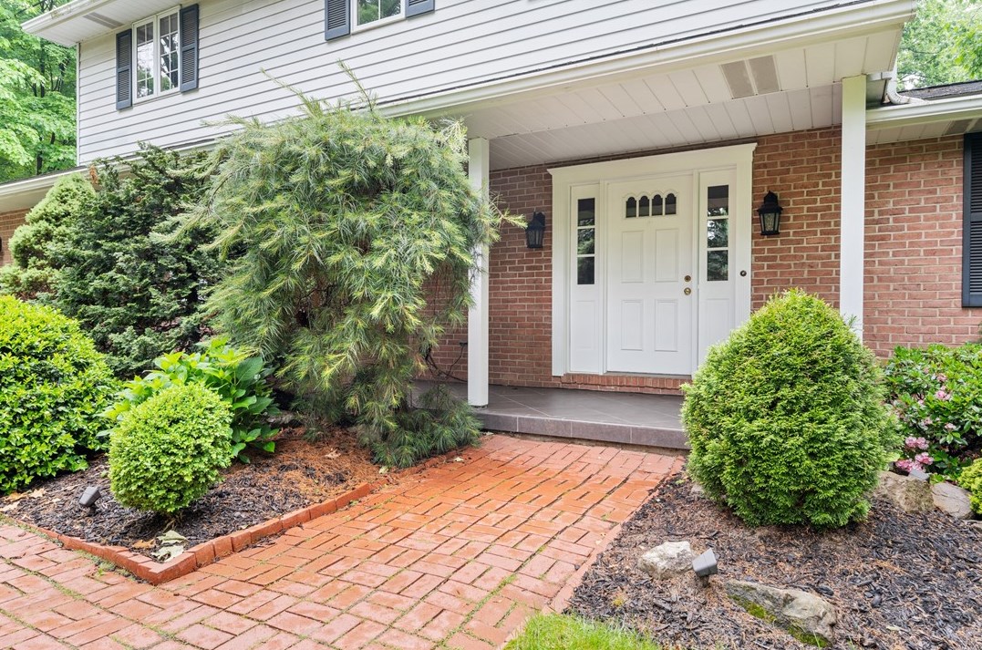 225 Thornwood Dr, Butler, PA 16001