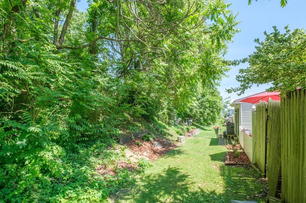 338 Huntingdon Ave, North Huntingdon PA 15642-3143 exterior