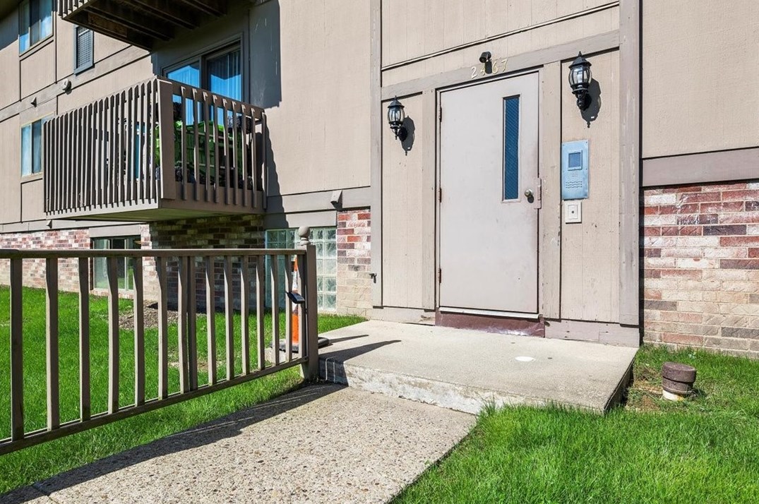 2467 Brookledge Rd Apt 13b, Bridgeville, PA