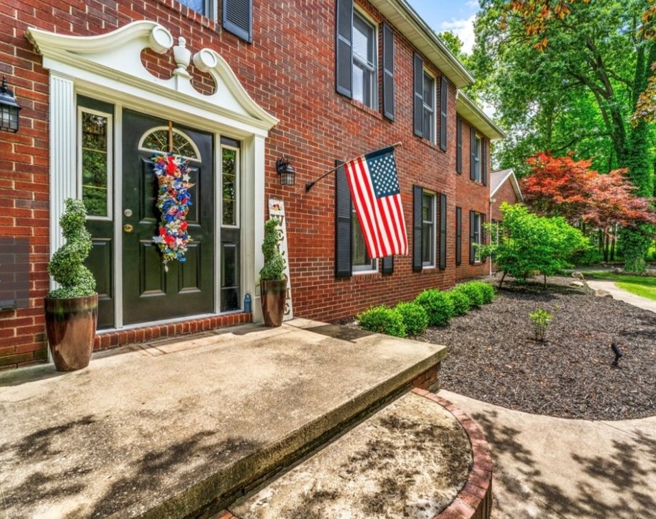 3036 Baywoods Dr, Hermitage, PA 16150