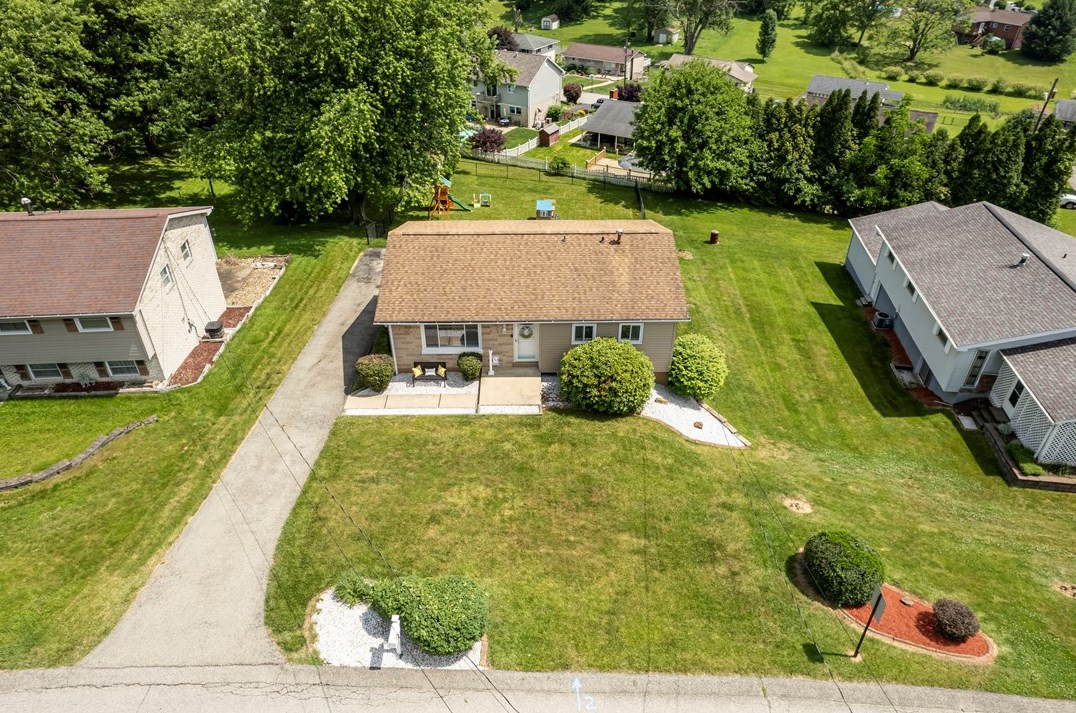 2 Brenda Ave, Jeannette, PA 15644
