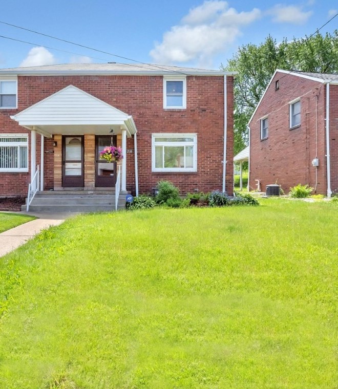 216 E Larkspur St, Whitaker, PA 15120