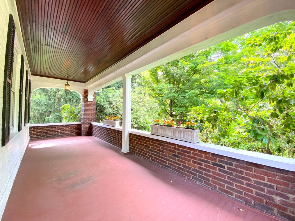 4024 Crooked Run Rd, North Versailles, PA 15137-2354