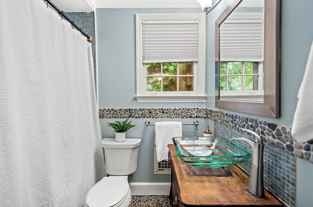 343 Sunset Dr, Bethel Park PA  15102-1441 exterior