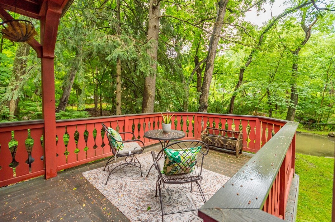 343 Sunset Dr, Bethel Park PA  15102-1441 exterior