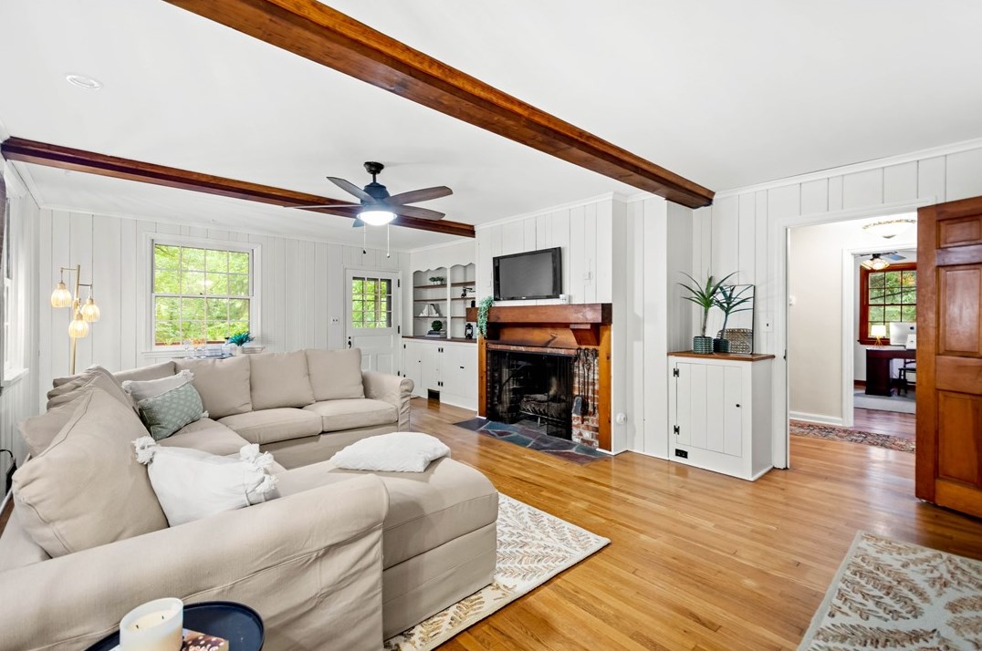 343 Sunset Dr, Bethel Park PA  15102-1441 exterior