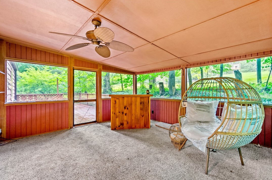 343 Sunset Dr, Bethel Park PA  15102-1441 exterior