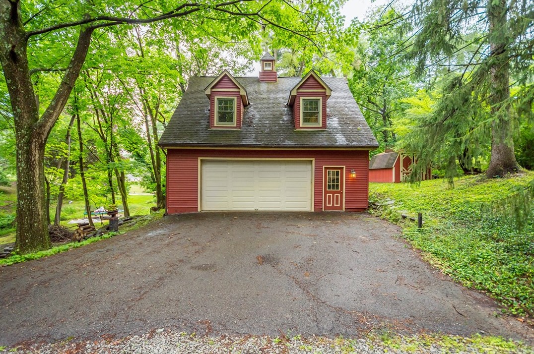 343 Sunset Dr, Bethel Park PA  15102-1441 exterior