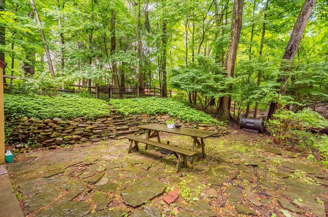 343 Sunset Dr, Bethel Park PA  15102-1441 exterior