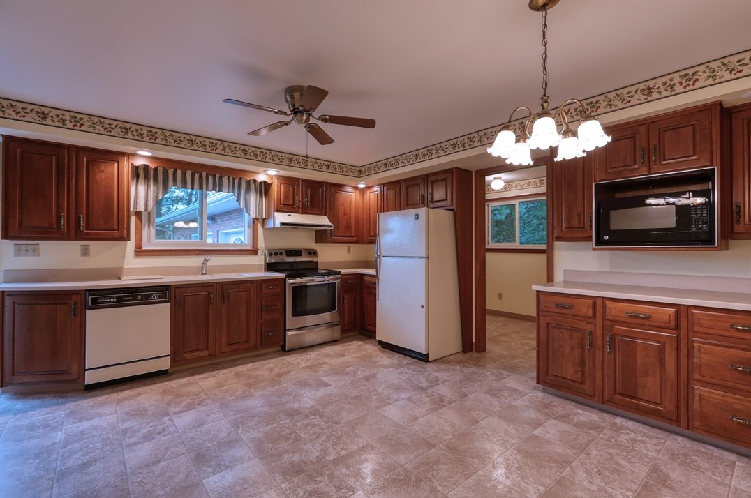 167 Pine Run Rd, Fombell, PA 16123