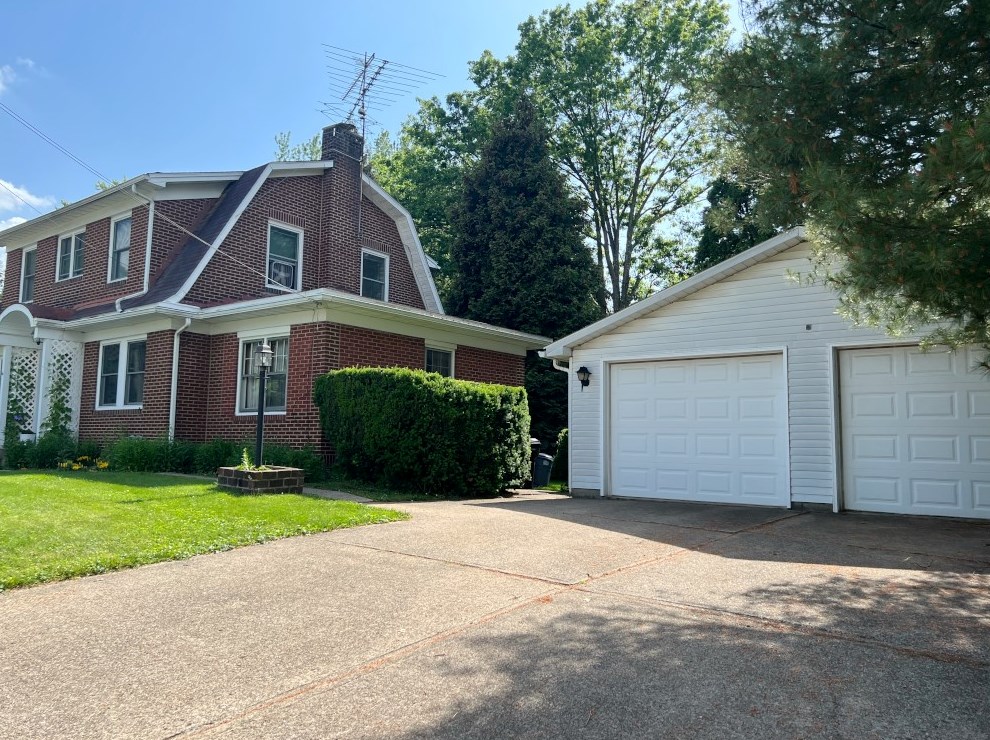 408 Tidball Ave, Grove City, PA 16127