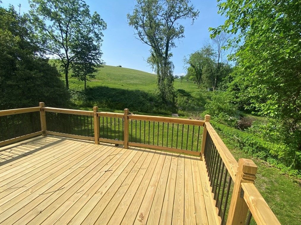 1191 Iris Dr, North Huntingdon PA 15642-4368 exterior